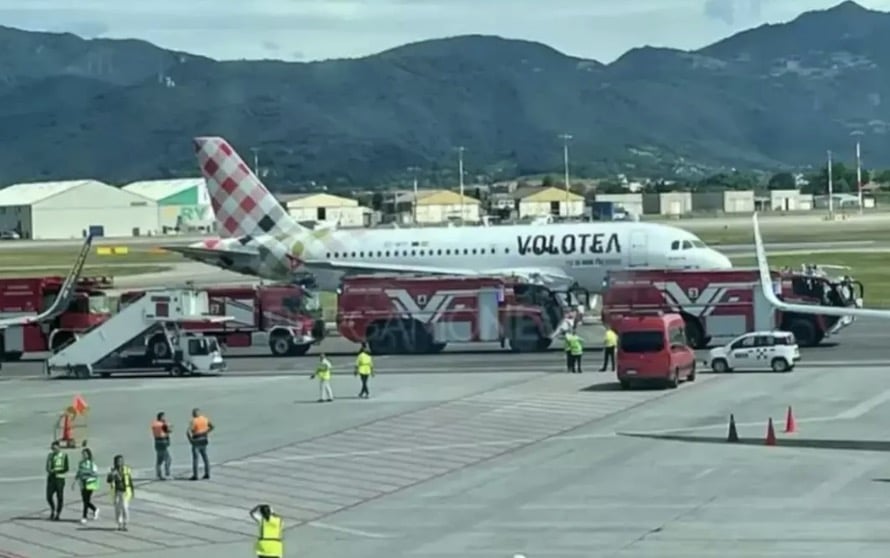Detalhes horríveis são divulgados após homem morrer em aeroporto ao ser sugado por motor de avião O avião estava prestes a decolar quando a tragédia aconteceu (Twitter/@vanguardintel)