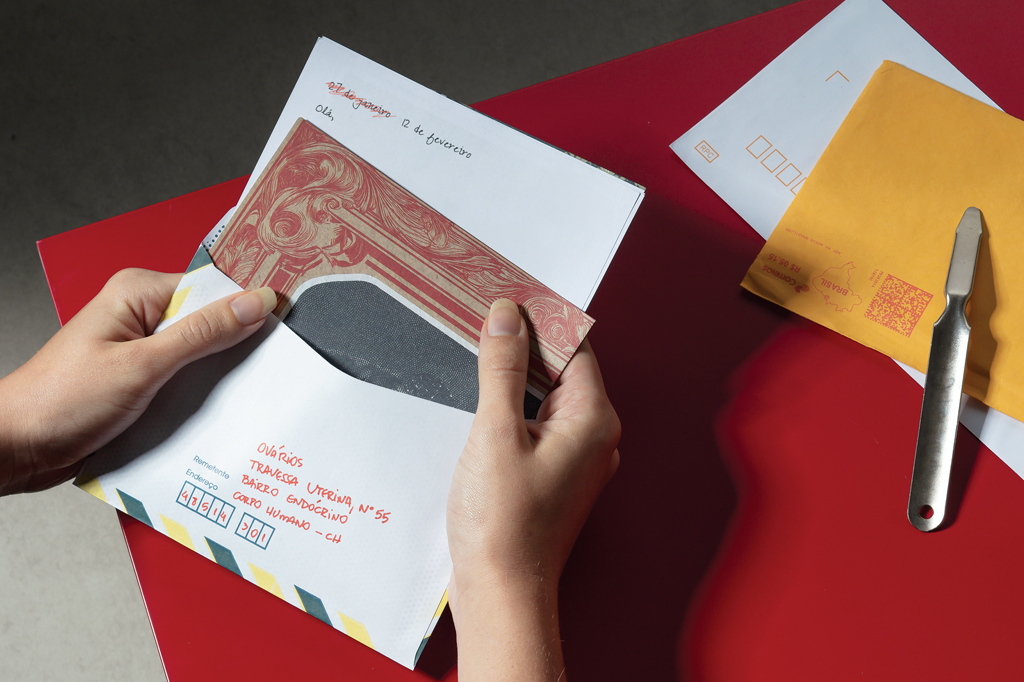 Imagem de uma mulher, abrindo alguns envelopes.