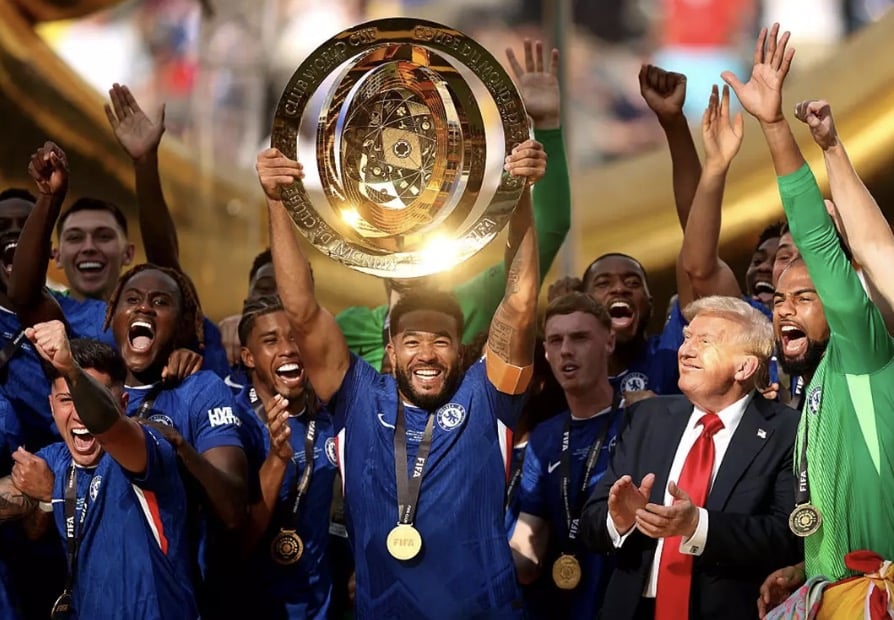 O motivo bizarro pelo qual Trump ficará com o troféu do Mundial de Clubes da FIFA enquanto o time vencedor recebeu uma réplica Trump não saiu do caminho quando o time vencedor ergueu o troféu