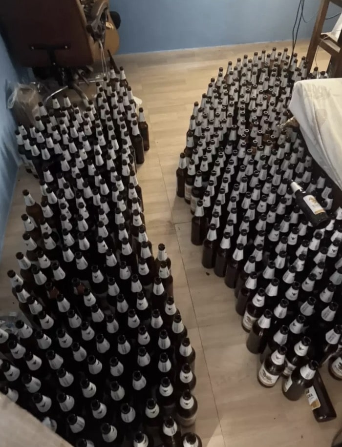 Fotos chocantes surgem após pai morrer por ter bebido apenas cerveja durante um mês inteiro Uma coleção de garrafas de cerveja foi encontrada ao lado da cama dele (Facebook)