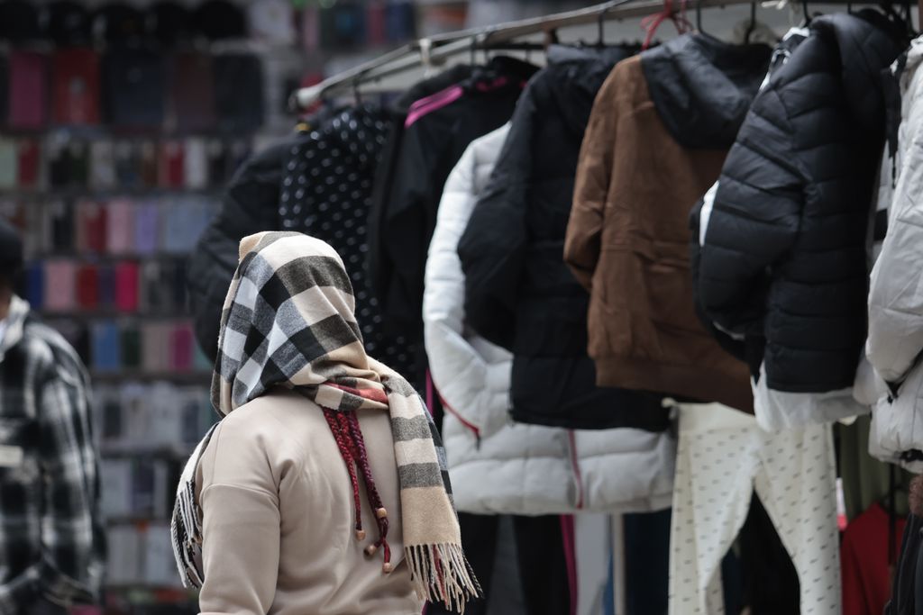 Pessoa com casaco de frio