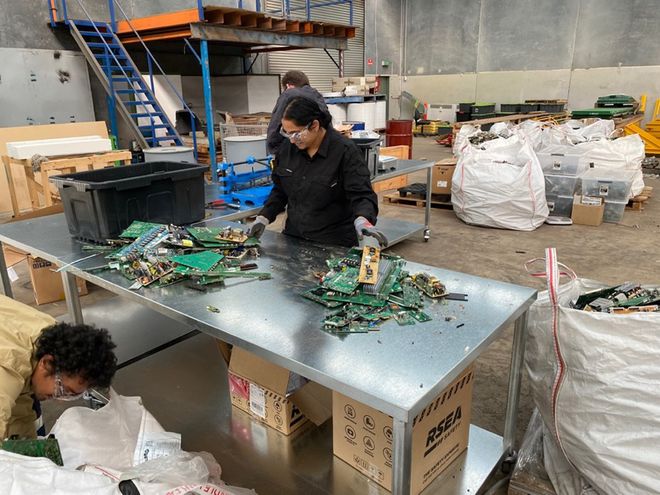 Pesquisadores separando lixo eletrônico