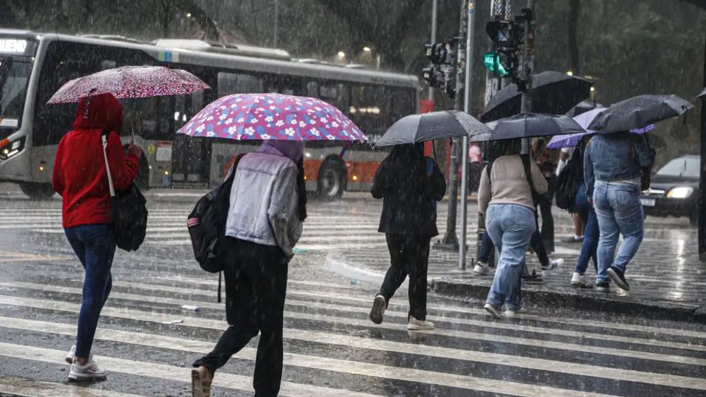 Pessoas com guarda-chuva