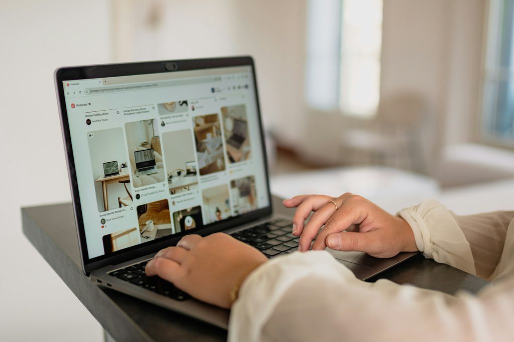 Pessoa olhando feed do Pinterest no notebook