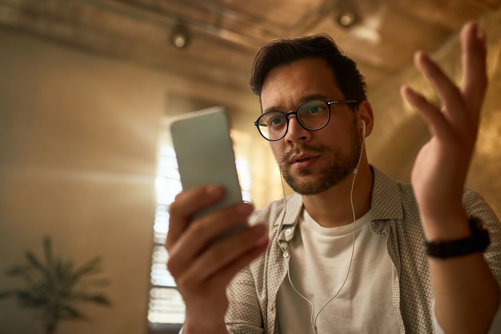 Jovem se sentindo incerto sobre a mensagem de texto