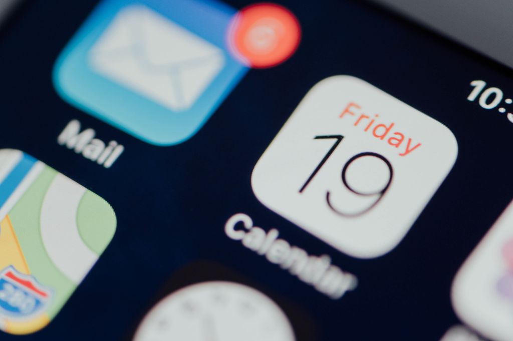 ícones de e-mail, calendário e maps na tela de um celular