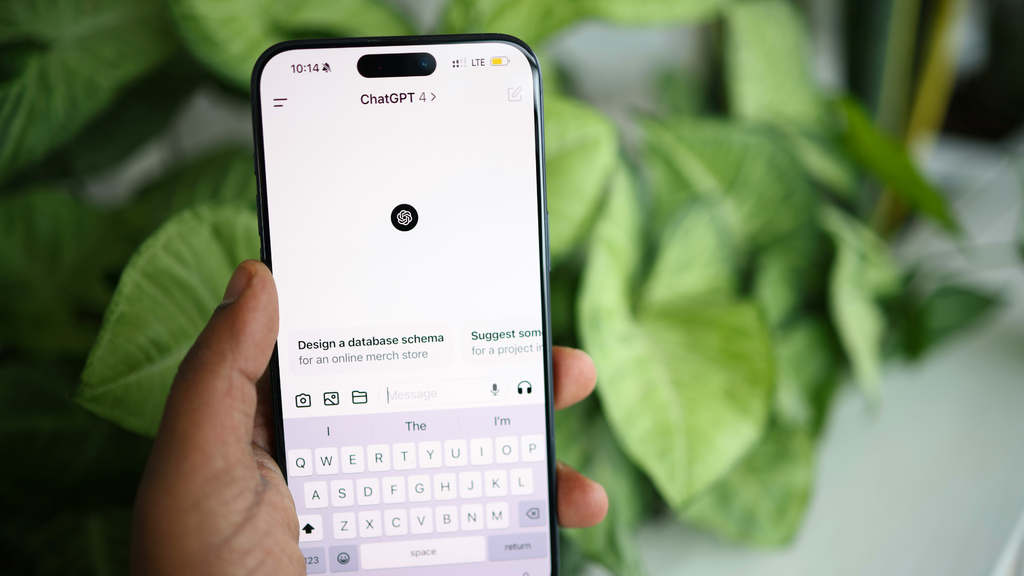 celular com chatgpt aberto