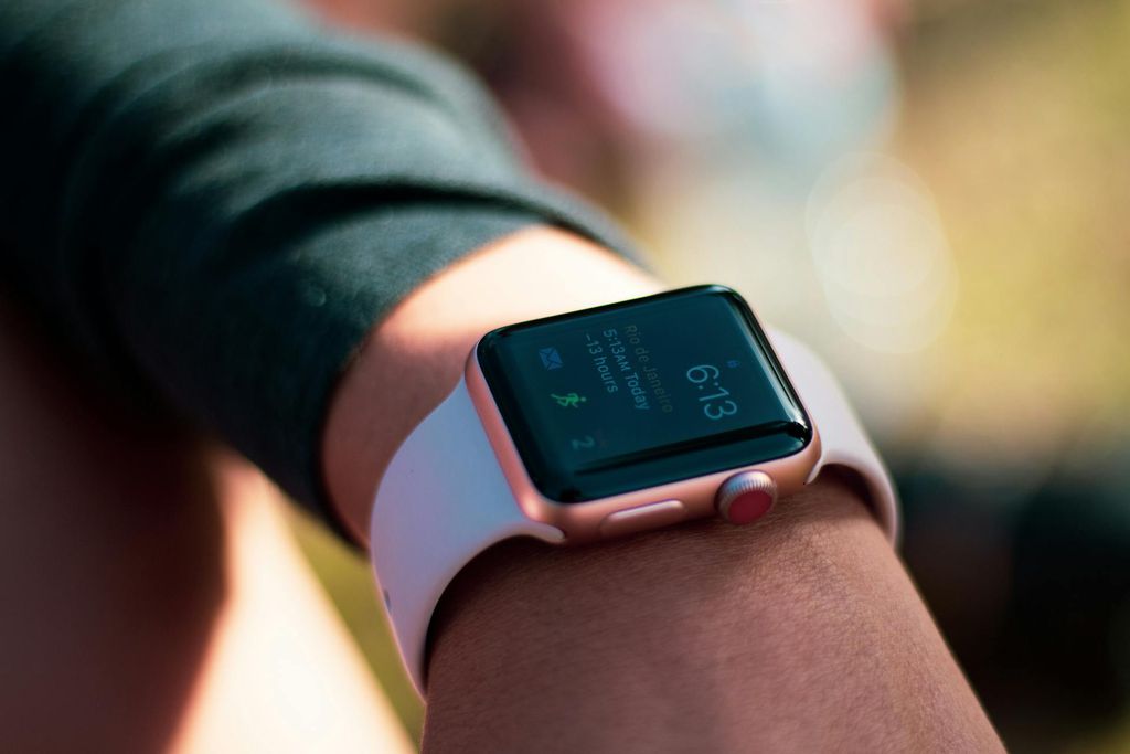 Pessoa com smartwatch