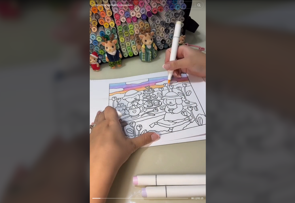 O que não falta é público para assistir conteúdo de livros de colorir — e quanto mais diferenciado, melhor (Imagem: mariapavila.art/TikTok/Reprodução)