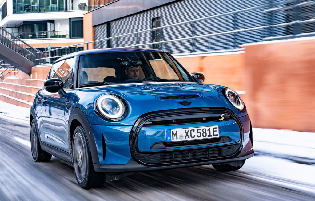 Mini Cooper SE visto de frente