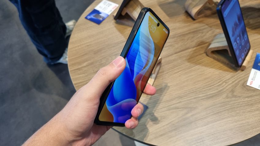 TCL 60 SE
