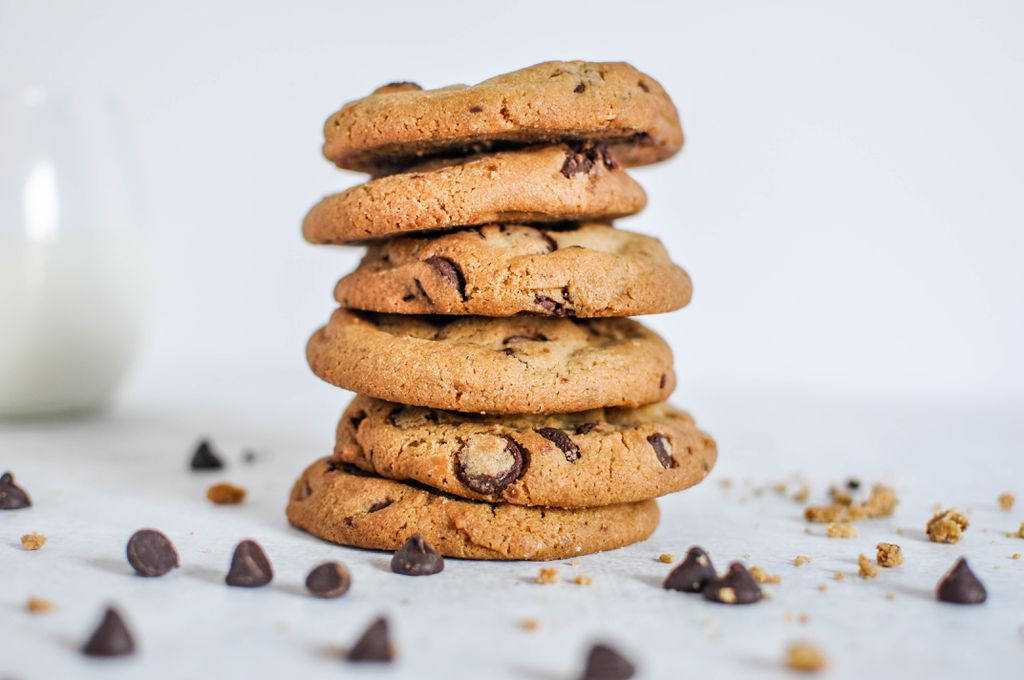 Cookies empilhados em fundo branco