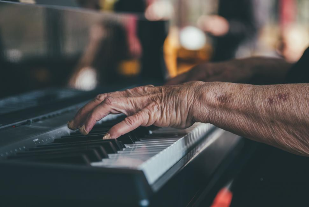 Idosos que aprenderam a tocar instrumentos musicais mostram habilidades melhores na identificação de sons e fala, tendo uma reserva cognitiva alta (Imagem: Pexels/Domínio Público)