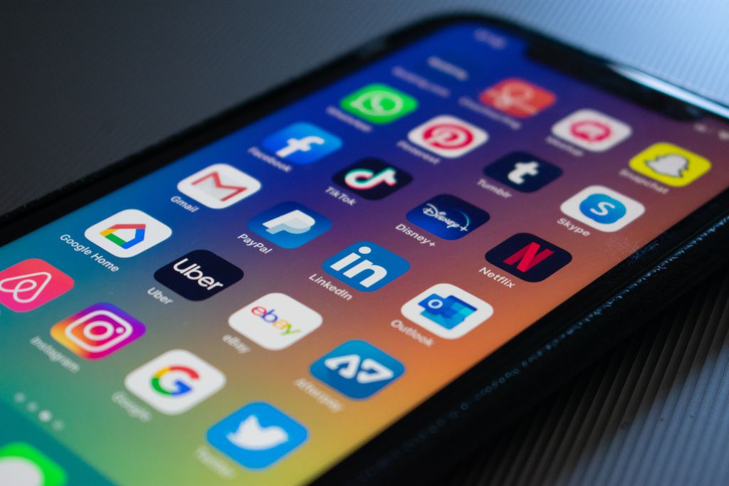 Tela do celular com os apps de redes sociais