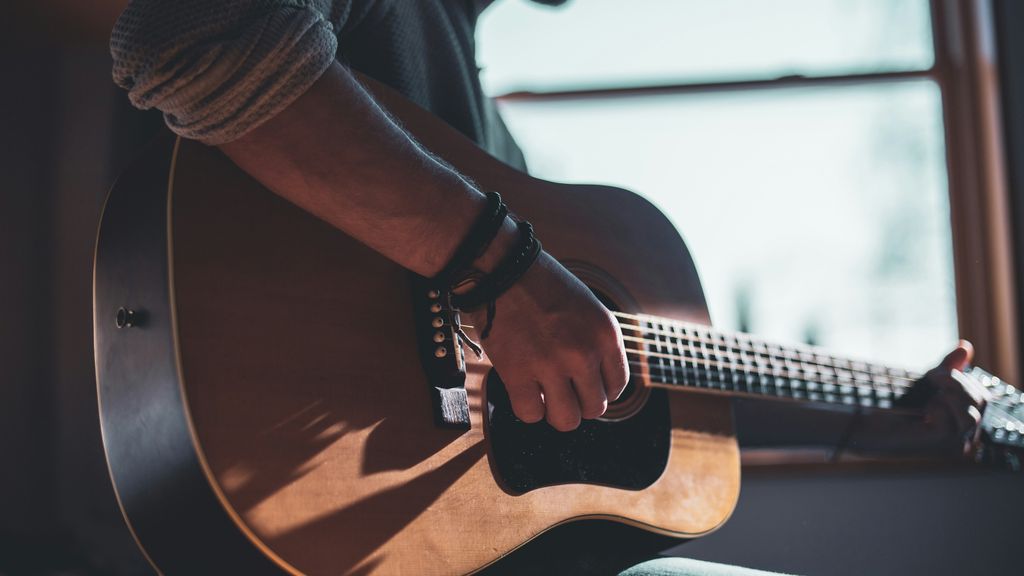 Aprender a tocar um instrumento musical deixa o cérebro mais afiado e treina a tomada de decisões, bem como a resposta sensorial (Imagem: Jacek Dylag/Unsplash)