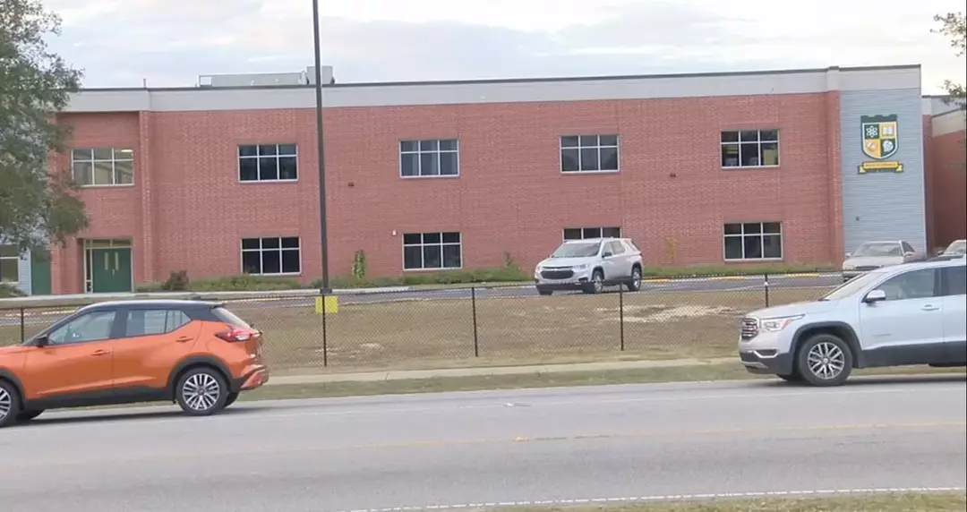 A escola secundária da Carolina do Sul onde o homem de 32 anos trabalhava como assistente de ensino (ABC7 News)