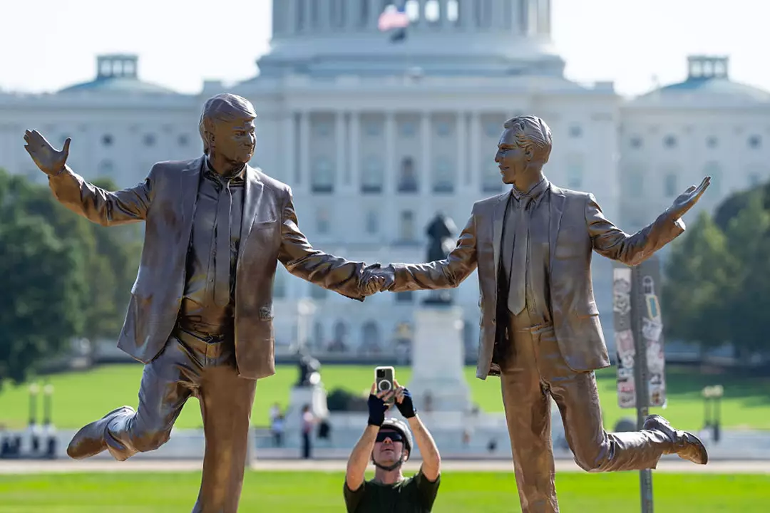 Estátua de Donald Trump e Jeffrey Epstein de mãos dadas aparece misteriosamente em marco da capital dos EUA A estátua da amizade de Donald Trump e Jeffrey Epstein em Washington, DC