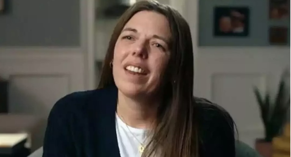 Mãe que humilhou e assediou anonimamente sua filha adolescente online por um ano compartilhou mensagem entre lágrimas antes da sentença A mãe de Michigan perseguiu e assediou sua filha (Netflix)