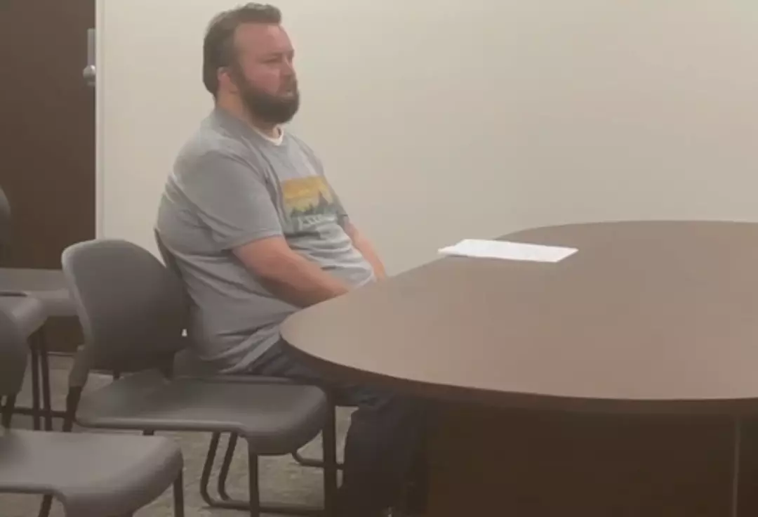 Alexander Lewis foi preso na semana passada por duas acusações criminais relacionadas a spray de pum (WPDE/CNN Newsource)