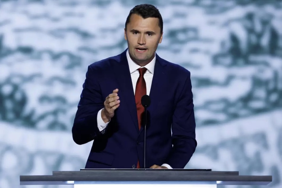 O FBI divulga foto de "pessoa de interesse" procurada em conexão com o assassinato de Charlie Kirk Charlie Kirk deixa a esposa e dois filhos