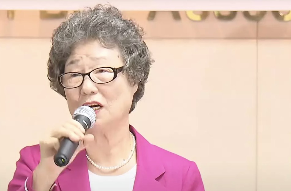 Mulher que mordeu a língua de homem que a abusou é finalmente absolvida após 61 anos Choi Mal-ja foi absolvida de sua condenação após um juiz decidir que ela agiu em legítima defesa (KBS News)