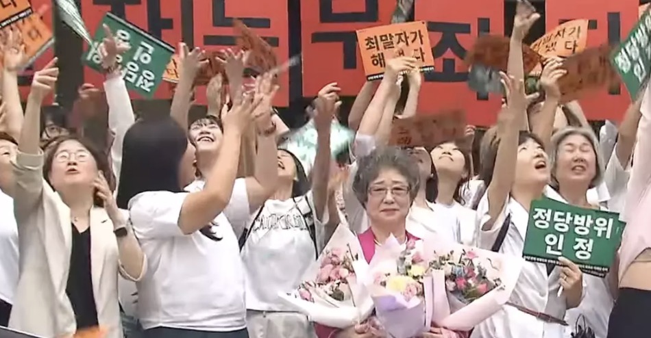 Mulher que mordeu a língua de homem que a abusou é finalmente absolvida após 61 anos Choi foi recebida por apoiadores do lado de fora do tribunal após ver sua condenação ser anulada (KBS News)