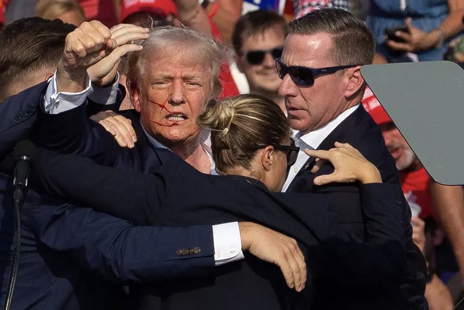 A verdade por trás da pessoa "fazendo sinais com as mãos" atrás de Charlie Kirk, que se parece com agente do Serviço Secreto de Trump Donald Trump quase foi assassinado no ano passado