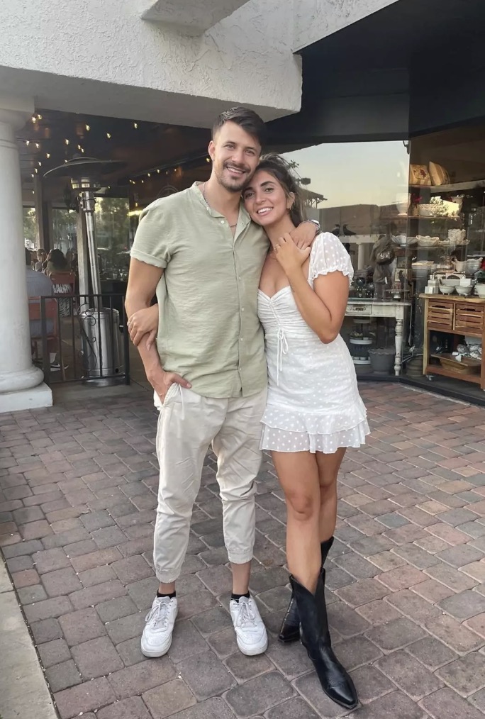Ex-viciada em sexo explicou por que se casou com um virgem de 30 anos Emily Robbie conheceu o marido após seis anos de celibato (SWNS)