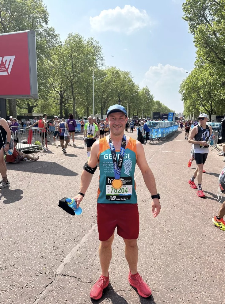 Homem é diagnosticado com dois tumores cerebrais após apresentar sintomas comuns de "ressaca" George já correu 20 maratonas (SWNS)