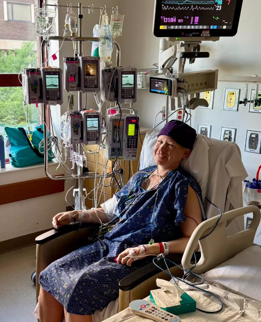 Mãe é diagnosticada com câncer grave após ignorar sintomas achando que era uma infecção sinusal Jessica foi diagnosticada com câncer de ovário em estágio 3 (GoFundMe)