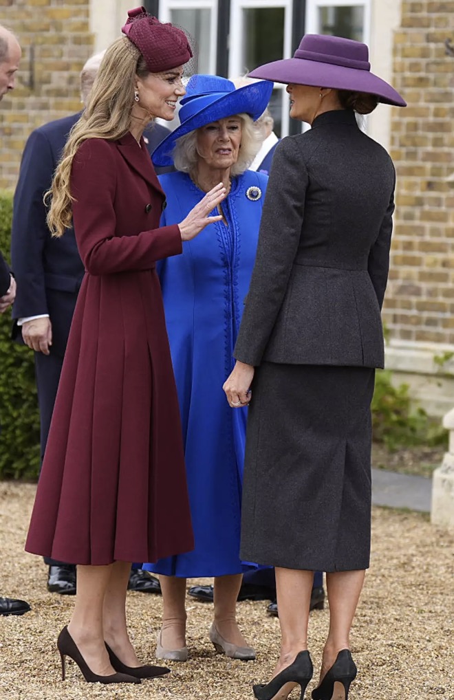 Especialista em linguagem corporal analisa momento "tenso" entre Melania Trump e Kate Middleton durante visita de Estado ao Reino Unido Kate, Camilla e Melania foram vistas conversando