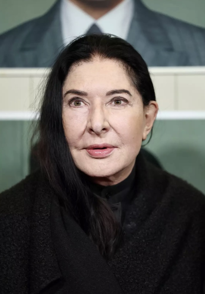 Artista que estava "pronta para morrer" após permitir que espectadores fizessem qualquer coisa com ela fará rituais sexuais no palco em breve Marina Abramović é bem conhecida por sua arte performática controversa (Jamie McCarthy/WireImage)