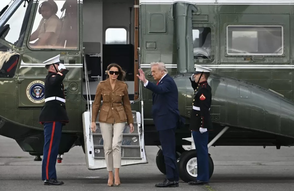 Helicóptero de Trump é forçado a fazer pouso de emergência com ele a bordo a caminho do aeroporto Melania Trump e o marido do lado de fora do helicóptero Marine One