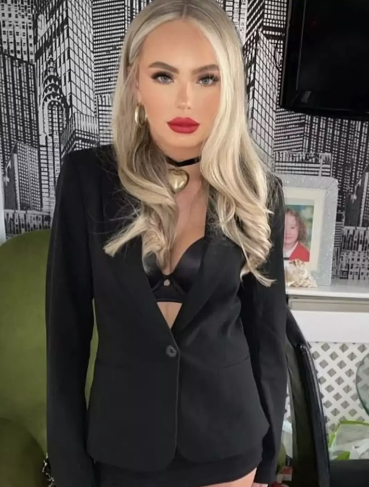 Mulher de 23 anos é "condenada à prisão perpétua" no exterior após cometer um "erro muito estúpido" Mia está atrás das grades em Dubai (GoFundMe)