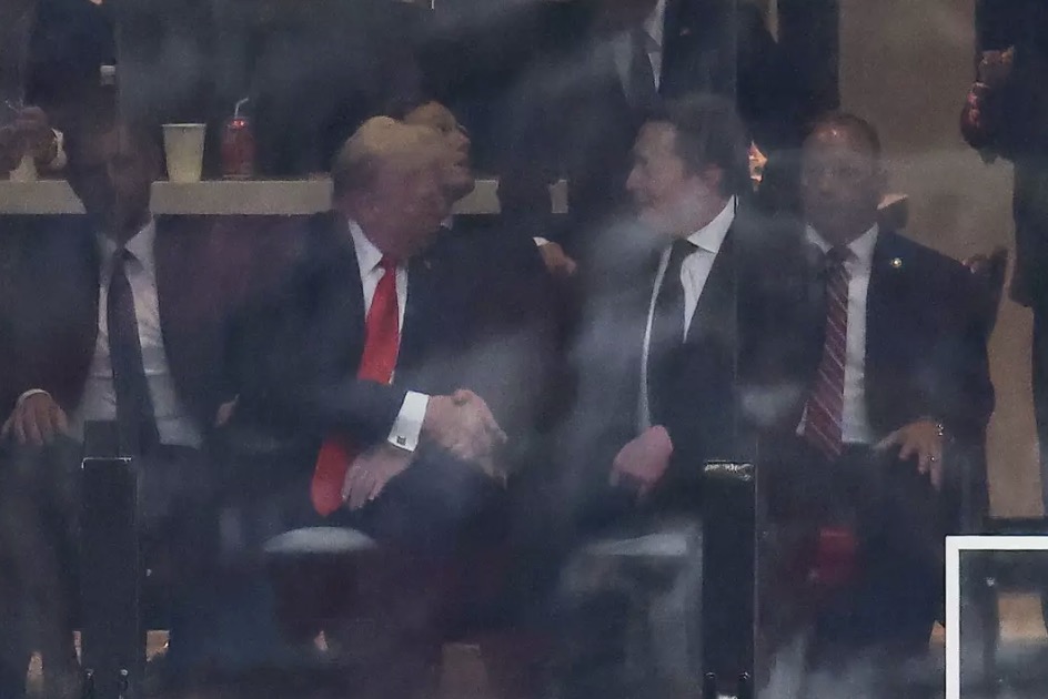 Musk e Trump apertaram as mãos quando se encontraram no funeral de Charlie Kirk