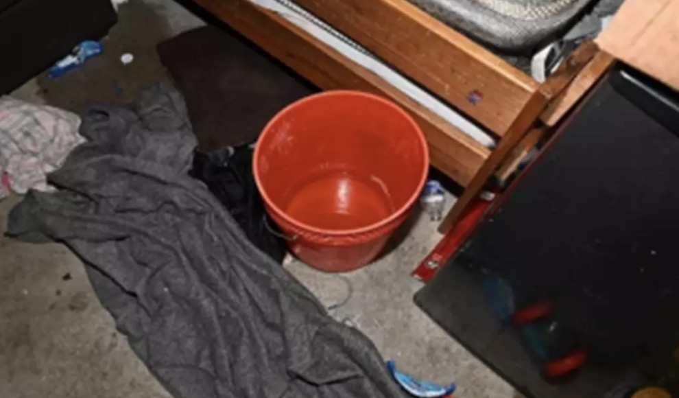 Palavras arrepiantes ditas por uma criança à polícia após seis crianças serem encontradas trancadas em um depósito pelos pais Não havia banheiro, apenas um balde (Escritório do Xerife de Milwaukee)