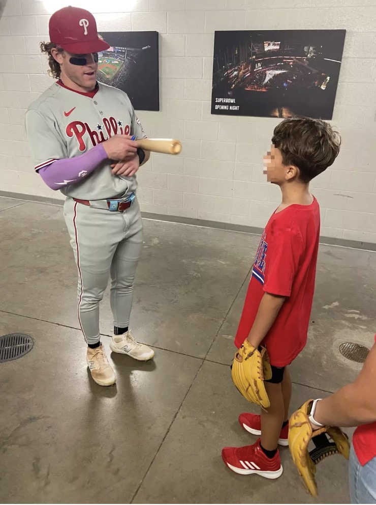 A vida de uma mulher está "prestes a mudar" após vídeo mostrar ela "roubando" de uma criança em jogo de beisebol O garoto acabou ganhando um taco autografado e uma sacola de brindes dos Phillies (X/@Phillies)