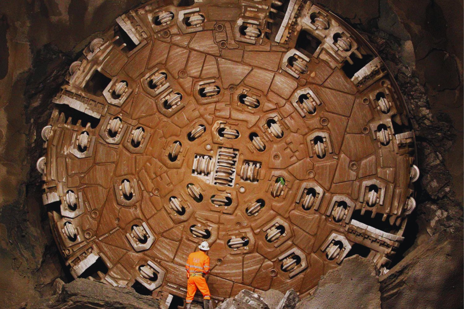 O túnel mais longo e profundo do mundo