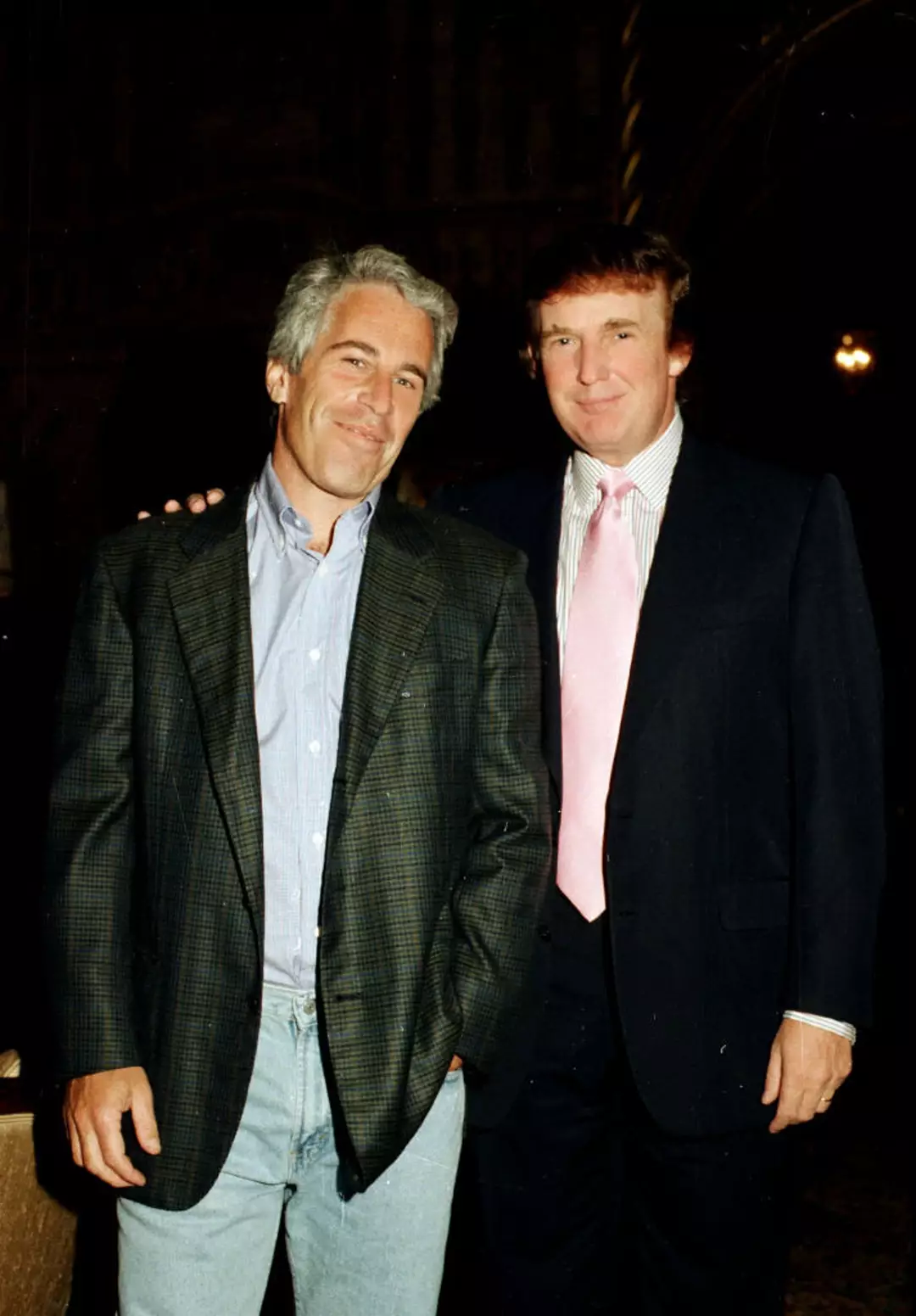 Estátua de Donald Trump e Jeffrey Epstein de mãos dadas aparece misteriosamente em marco da capital dos EUA Os dois homens poderosos foram grandes amigos por vários anos