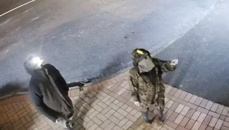 Pai que desapareceu com os filhos há quatro anos é morto a tiros pela polícia em incidente envolvendo uma das crianças Phillips e um de seus filhos teriam sido recentemente captados por câmeras de segurança (Polícia da Nova Zelândia)