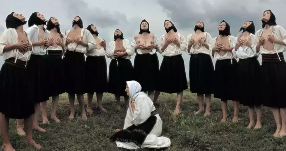Artista que estava "pronta para morrer" após permitir que espectadores fizessem qualquer coisa com ela fará rituais sexuais no palco em breve Sua nova obra contará com rituais sexuais (Marina Abramović/Factory International)