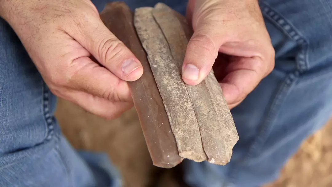 Descoberta de 5.500 anos confirma que parte fundamental da Bíblia "é verdadeira" Uma fábrica de armas de 5.500 anos que produzia lâminas de sílex foi descoberta (Autoridade de Antiguidades de Israel)