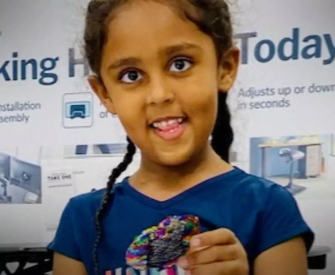 Família recebe $ 205 milhões após menina de 6 anos morrer ao cair de brinquedo em parque de diversões Wongel Estifanos caiu do brinquedo enquanto ele estava em funcionamento, e sua família também estava a bordo (ABC 7)