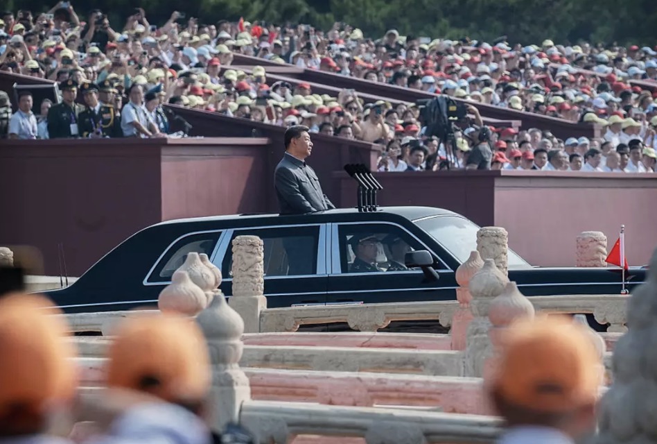 Putin, Xi e Kim Jong-un se unem lado a lado para enviar alerta arrepiante ao Ocidente Xi Jinping observava do teto solar aberto de sua limusine