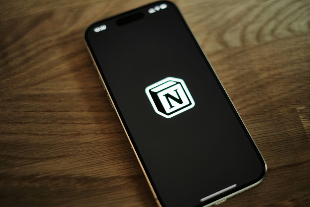 Logo do Notion em um celular