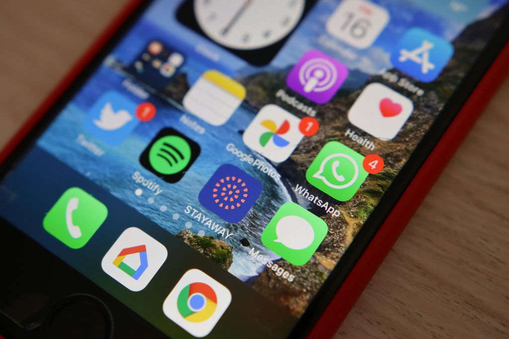 Celular com vários aplicativos, incluindo o WhatsApp com notificação
