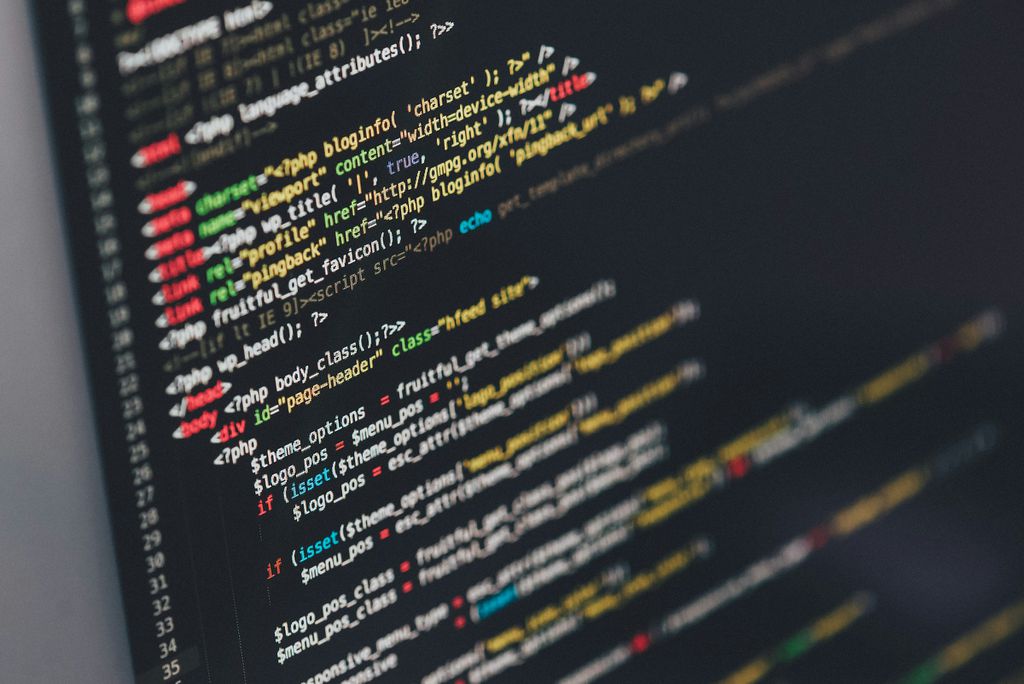 O e-mail de phishing usa domínios falsos para fazer usuários acreditarem que estão revisando informações de segurança do pacote PyPI, do Python (Imagem: Ilya Pavlov/Unsplash)