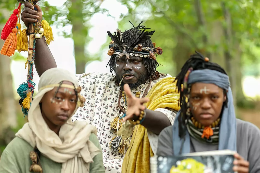"Tribo" africana vivendo em floresta na Escócia é presa em imagens chocantes transmitidas ao vivo