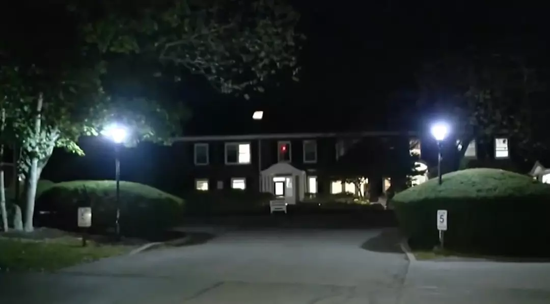 Funcionária de escola morre após estudante de 14 anos "chutá-la no peito" A adolescente teria chutado Morrell após tentar sair do dormitório sem permissão (NBC Boston)