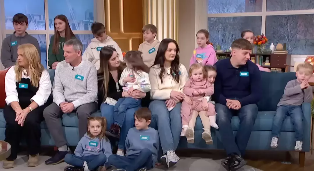 Casal com 22 filhos é levado à Justiça por causa de viagem de $ 70.000 à Disney A família Radford é conhecida como a maior do Reino Unido, com Sue e Noel tendo 22 filhos (This Morning/ITV)